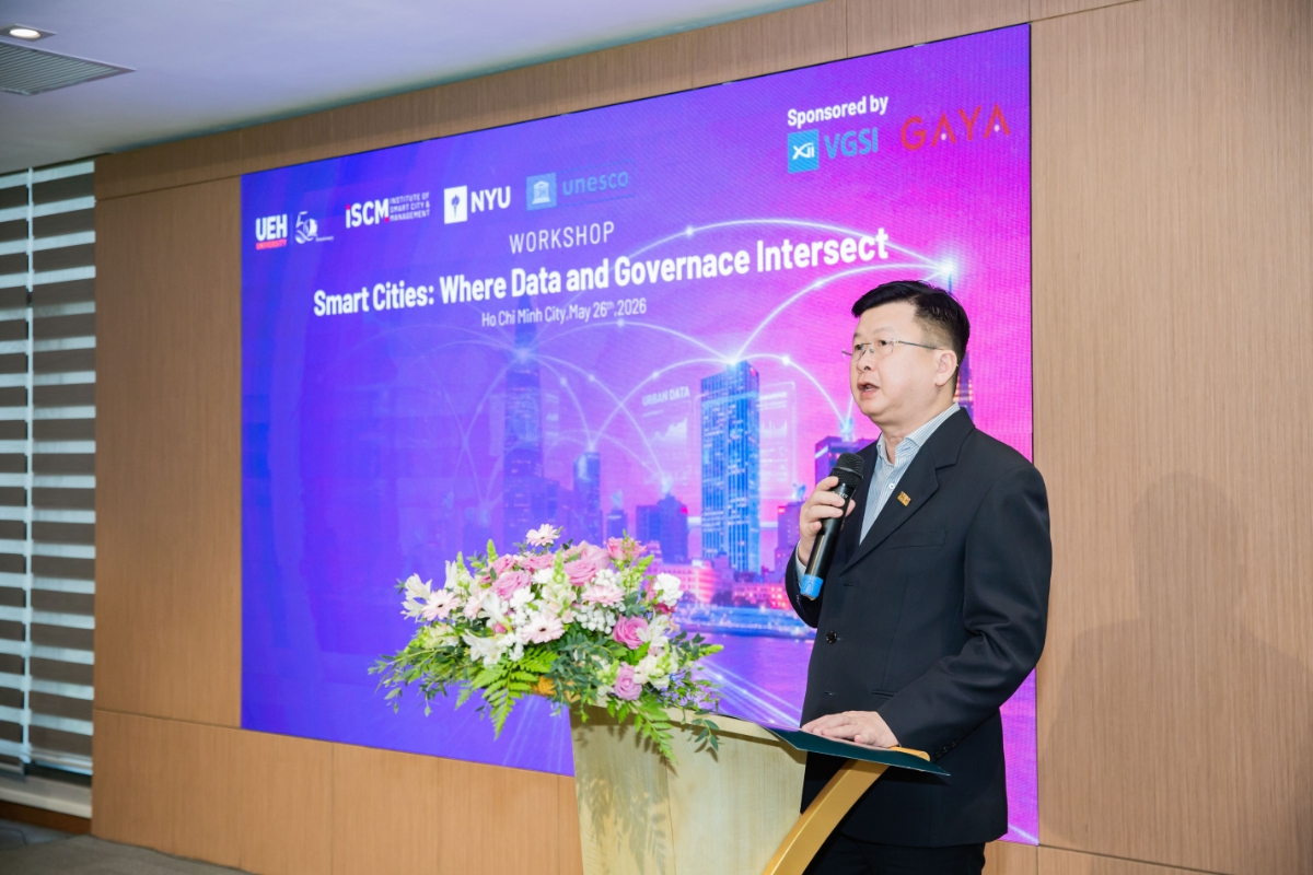 TS. Đinh Công Khải, Phó Giám đốc UEH phát biểu tại hội thảo